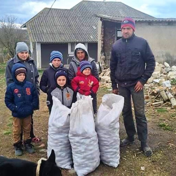 big famioly with 3 bags of potatoes